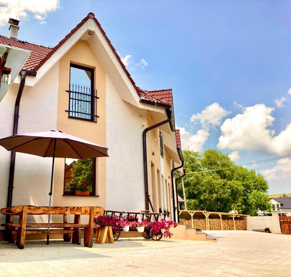 Vila Lesana โนวาเลสนา ภายนอก รูปภาพ